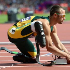 Oscar Pistorius, primul atlet paralimpic participant la Jocurile Olimpice, arestat pentru că şi-ar fi ucis iubita din greşeală 