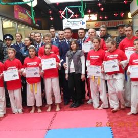 Tinerii de la secţia Taekwondo Orşova au făcut câteva demonstraţii cu ocazia Zilei Poliţiei Române