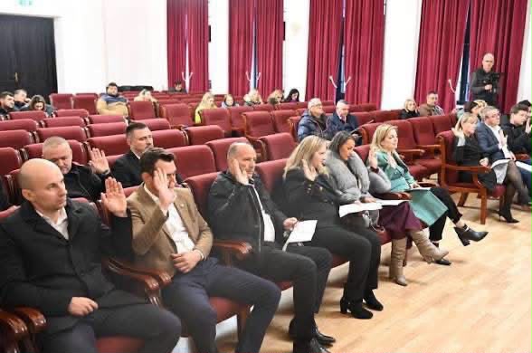 CONSILIERII LOCALI ȘI JUDEȚENI, PUȘI SĂ ALEAGĂ ÎNTRE MANDAT ȘI ANUMITE LOCURI DE MUNCĂ LA STAT