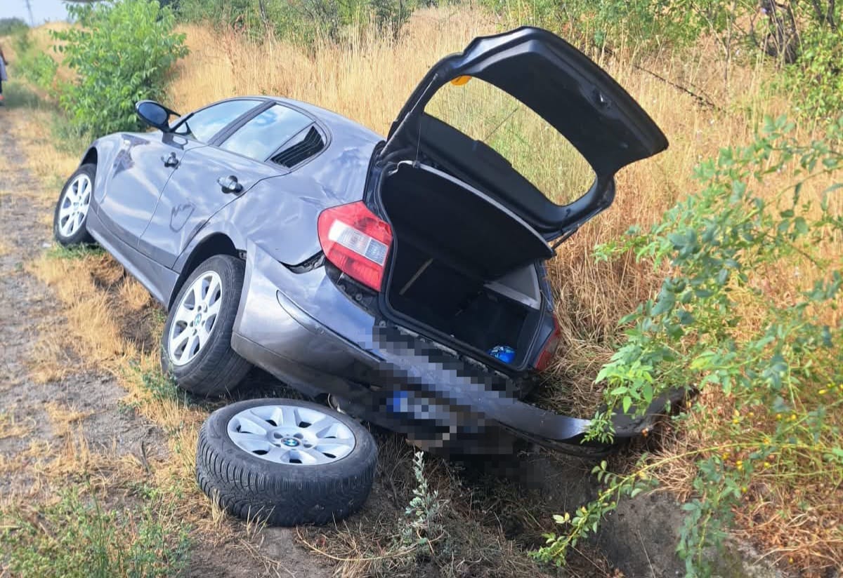 Accident rutier pe DN 67, la Halânga: autoturism ajuns în afara carosabilului