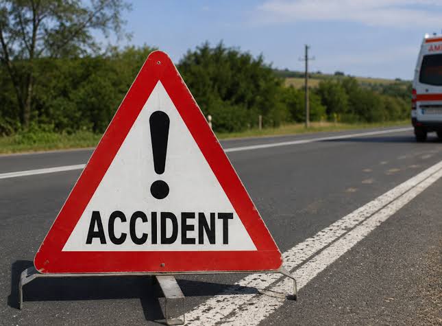 Accident la Vânju Mare: o femeie a ajuns la spital după ce două autoturisme s-au ciocnit