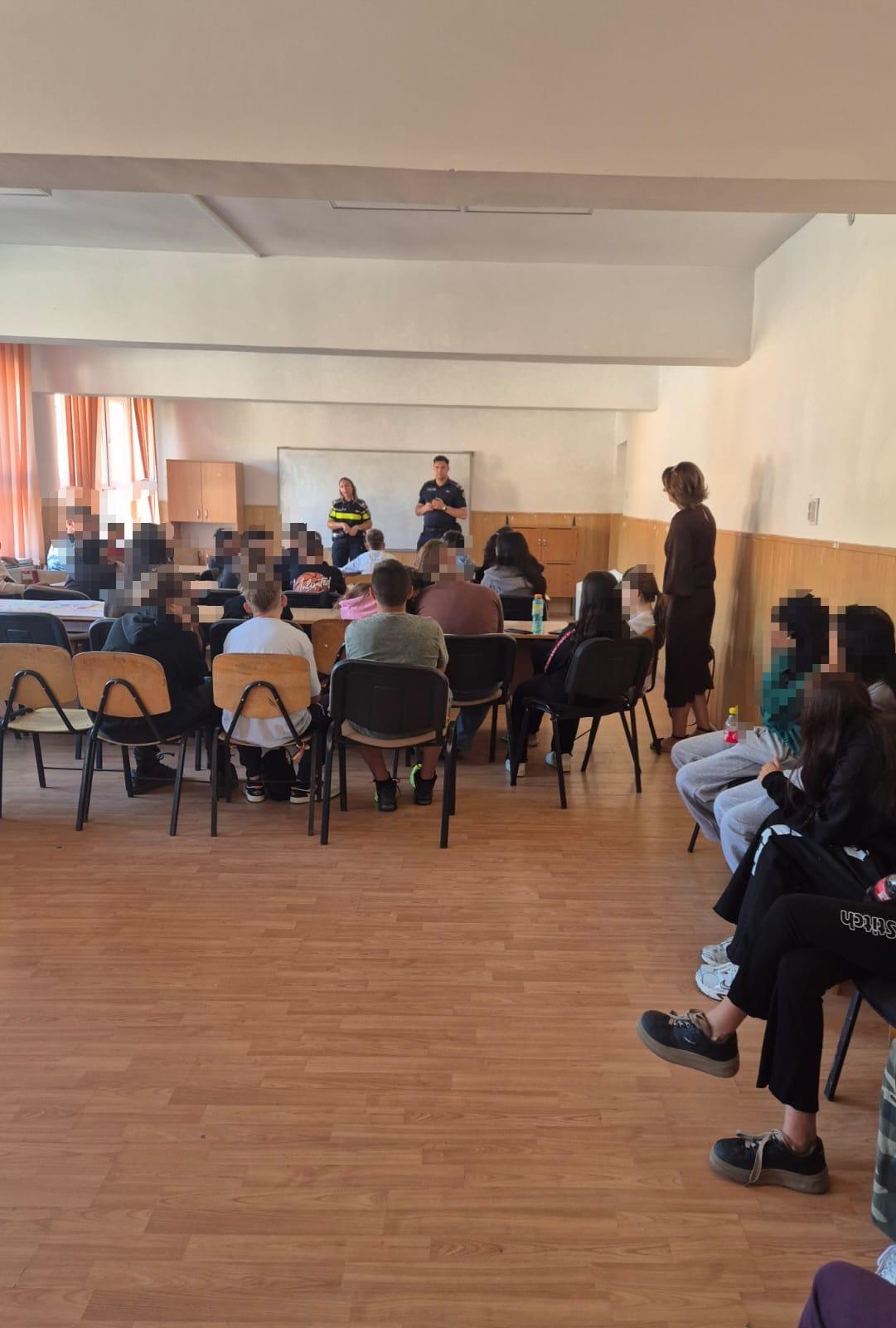 Polițiștii, alături de elevii din Eșelnița: prevenirea violenței și siguranța rutieră, în atenție