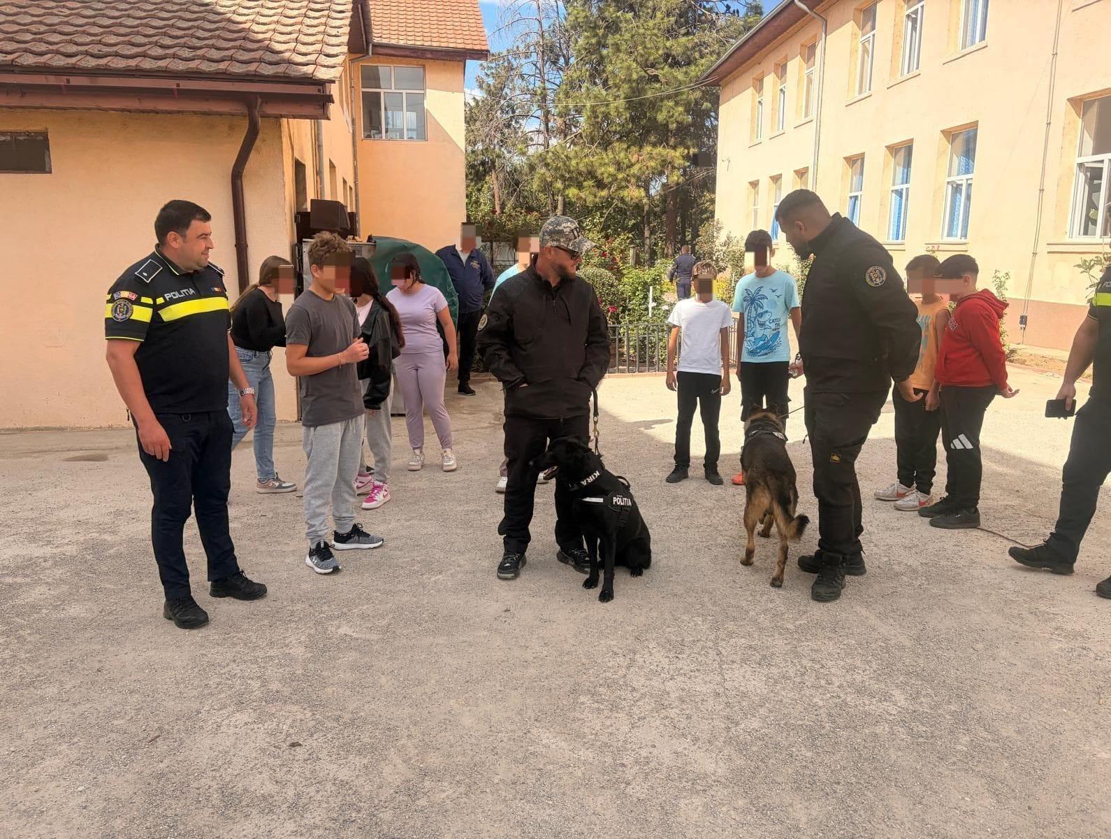 „Tăcerea e tot violență!” Polițiștii au mers printre elevii din Vânju Mare cu un mesaj care poate face diferența