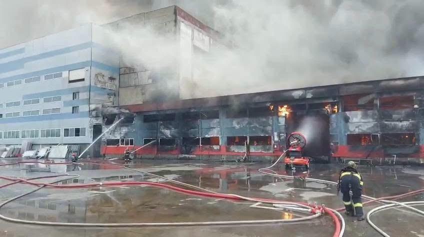 DUPĂ ZILE DE LUPTĂ CU FLĂCĂRILE, INCENDIUL DE LA FABRICA DE CELULOZĂ DIN SEVERIN A FOST LICHIDAT