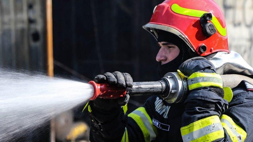Incendiu într-un bloc din Orșova. Două persoane, găsite de pompieri