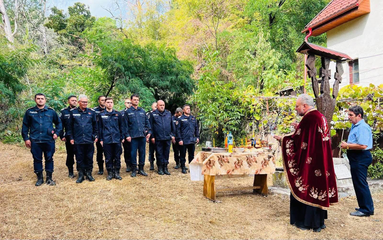 Pompierii din Mehedinți, în rugăciune la Orșova: troița distrusă de furtună a fost reconstruită de salvatori