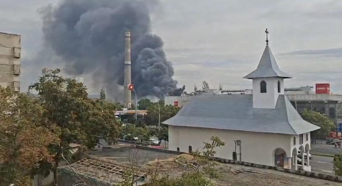 INCENDIU PUTERNIC LA UN DEPOZIT DE HÂRTIE DIN DROBETA-TURNU SEVERIN! Pompierii au intervenit de urgență