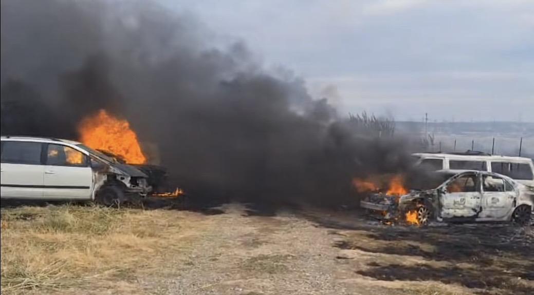 Incendiu puternic pe centura Severinului: vegetația uscată a cuprins o hală și mai multe mașini dezafectate