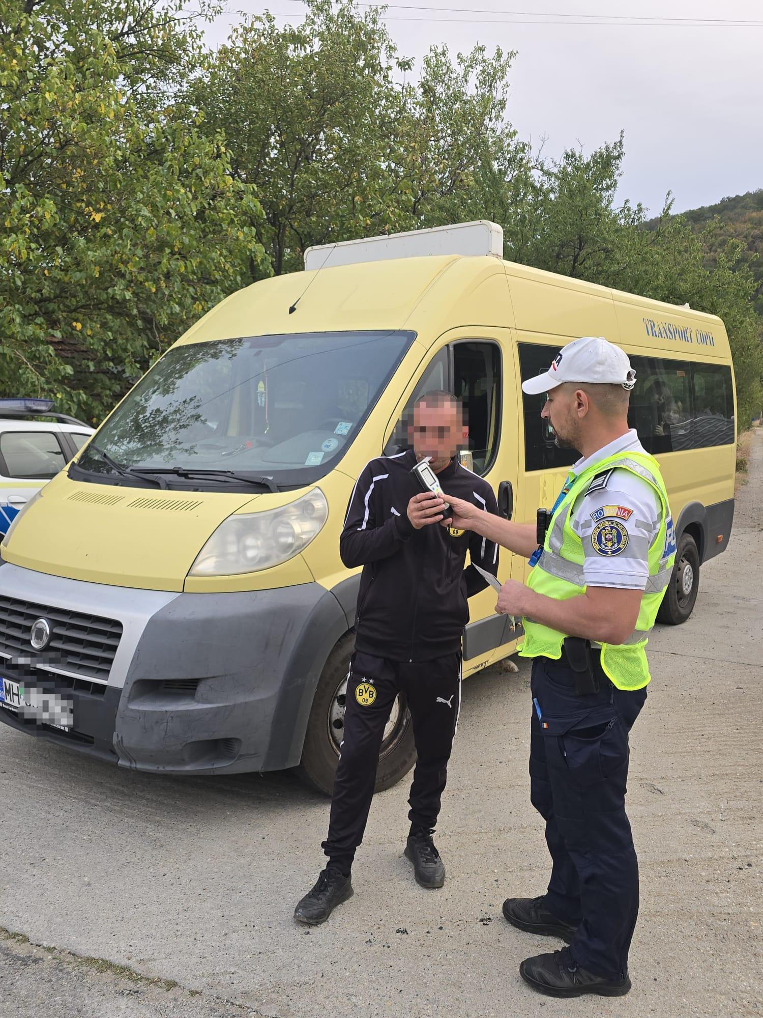 17 microbuze școlare, verificate de polițiștii rutieri la Drobeta-Turnu Severin. Șoferii au fost testați pentru alcool