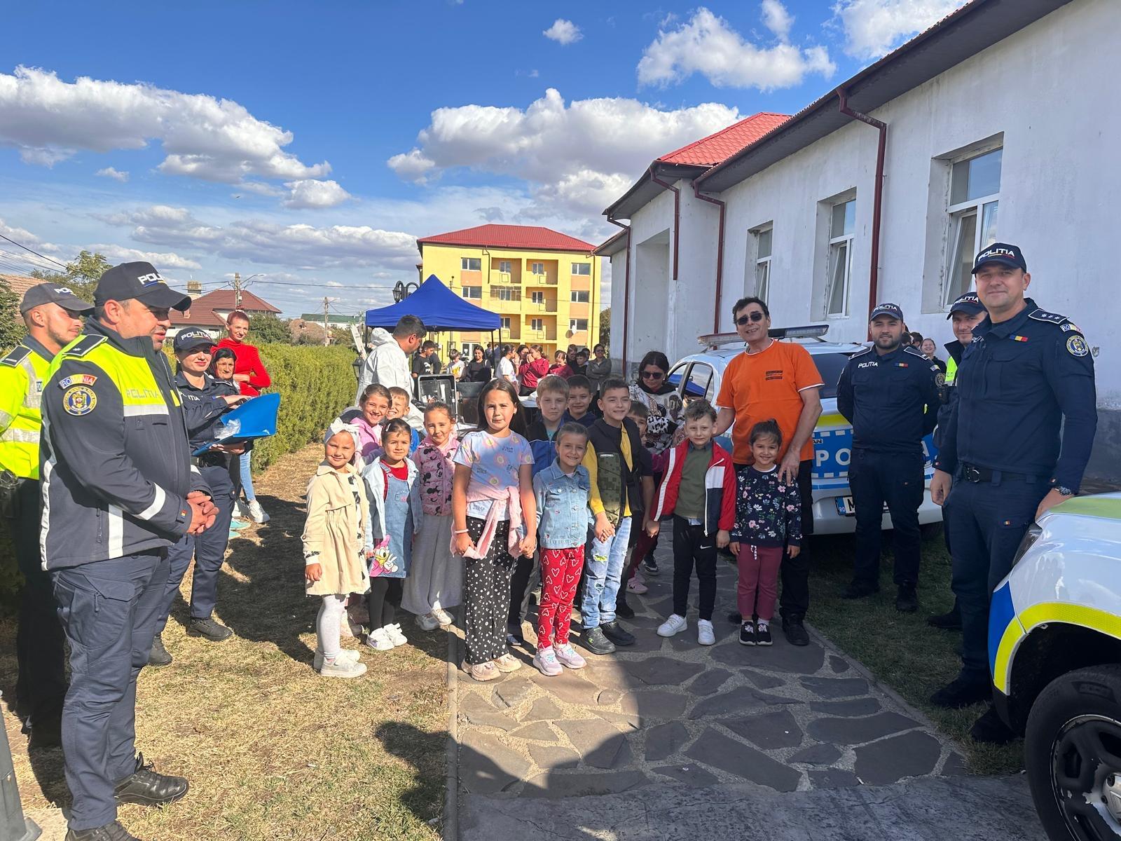 Polițiștii mehedințeni au dat lecții de siguranță celor mici, la „Orășelul Simțurilor”