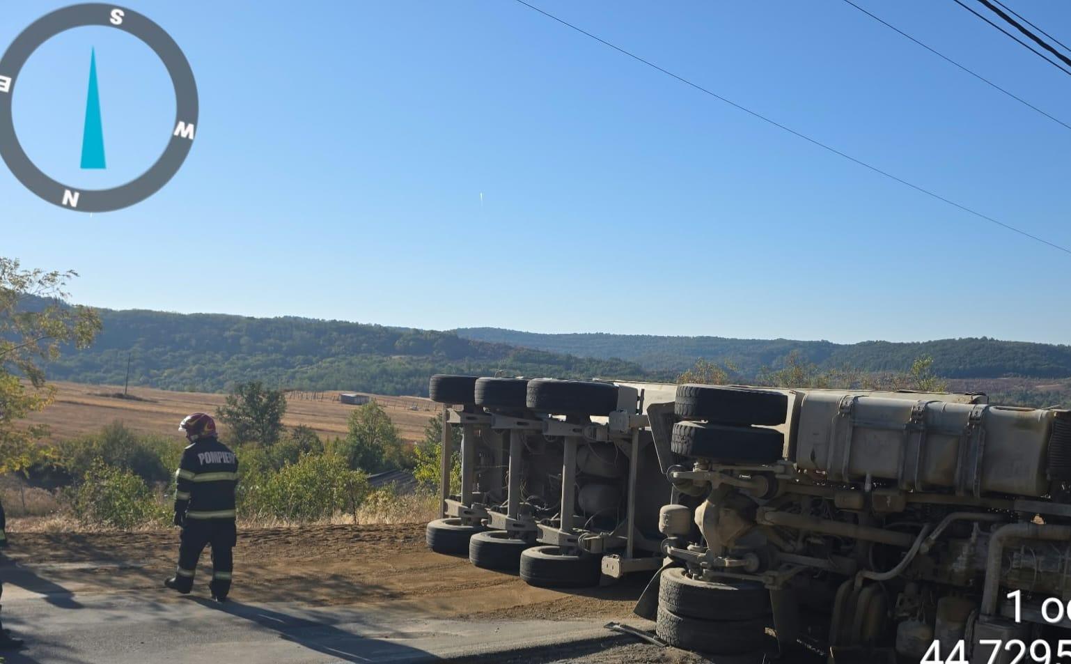 Autotren răsturnat pe Dealul Colibași. Șoferul a fost preluat de echipajul SMURD