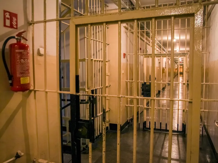 Droguri ascunse în foi de hârtie, trimise în penitenciare! Doi membri ai aceleiași familii, arestați în Mehedinți
