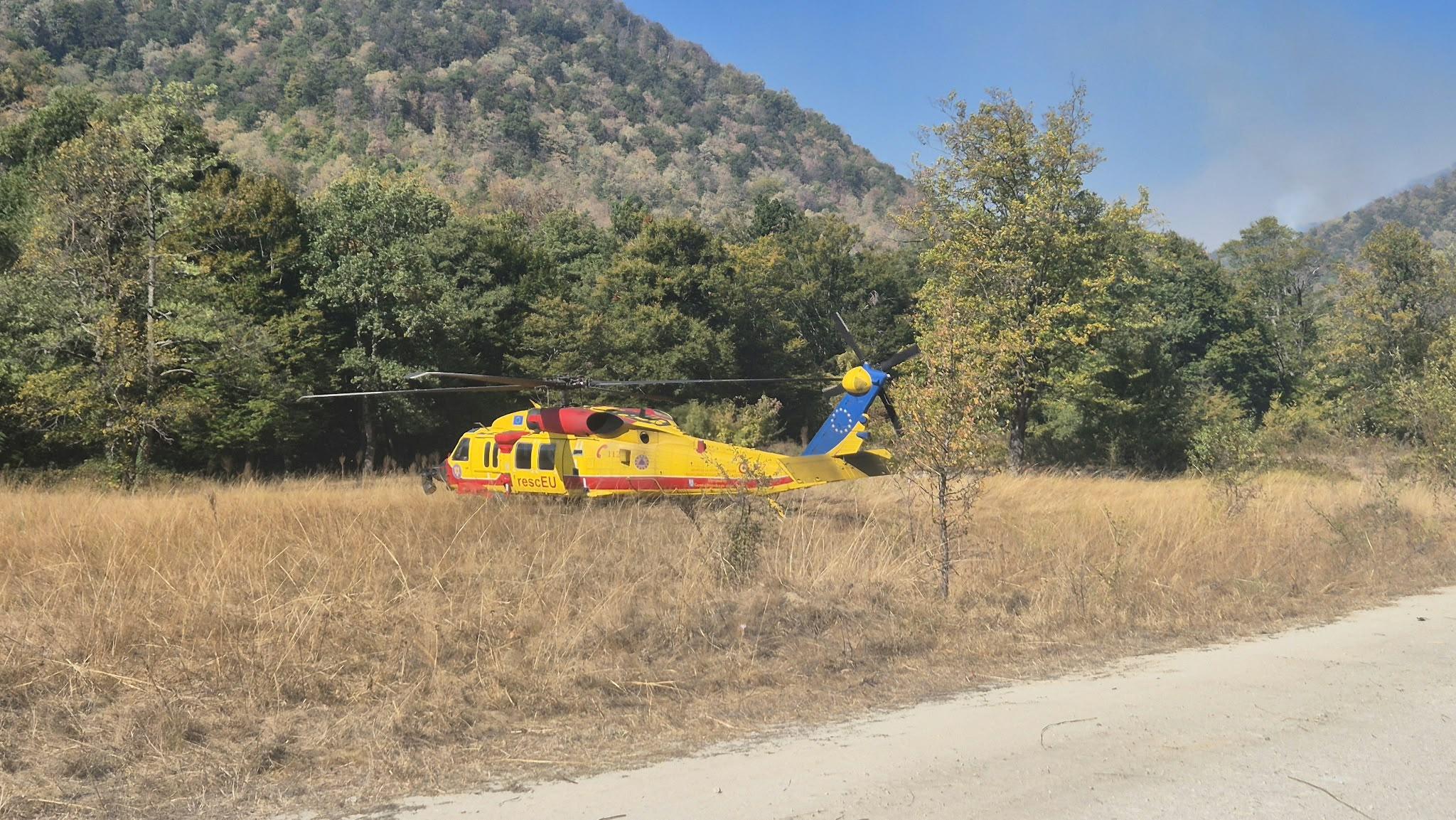 Elicopterul rescUE, mobilizat pentru stingerea incendiului de pe Culmea Eșelniței