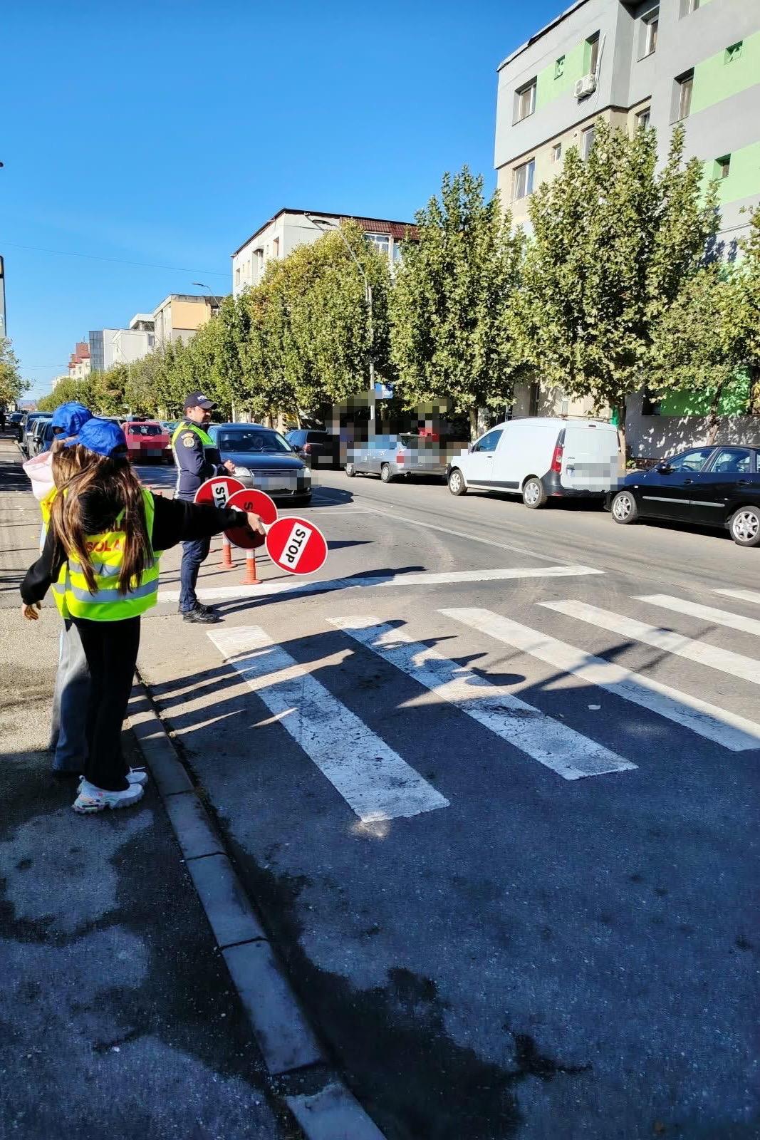 Lecție de siguranță rutieră pentru elevii unei școli din Drobeta-Turnu Severin. Polițiștii le-au explicat copiilor cum să evite pericolele din trafic