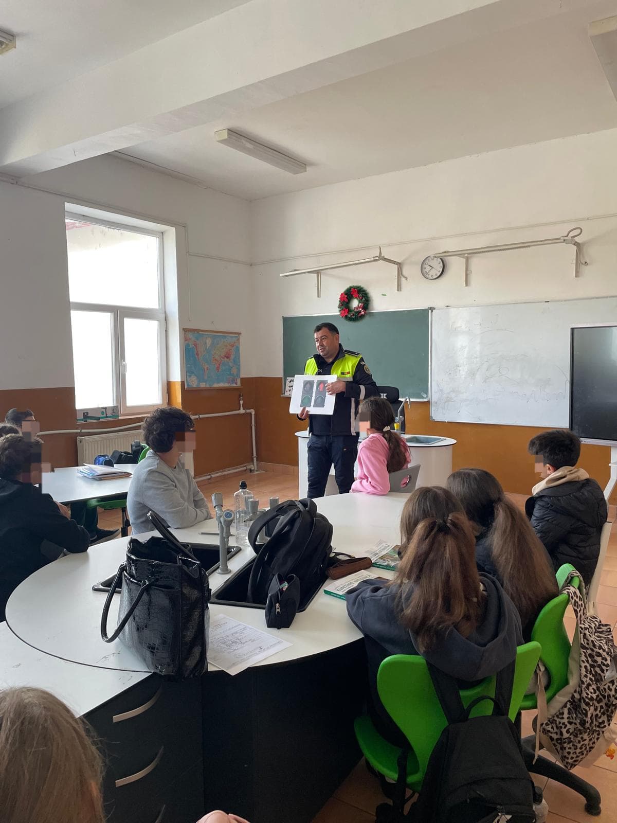 Polițiștii din Mehedinți, acțiuni de prevenire a violenței în școlile din județ